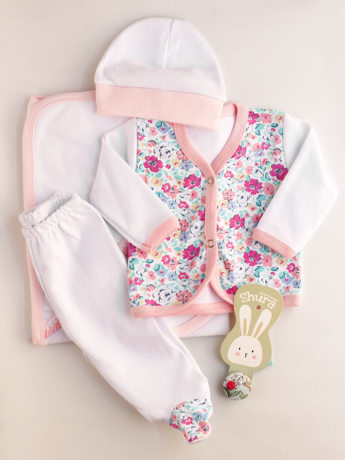 Ajuar de 4 piezas con bata estampada