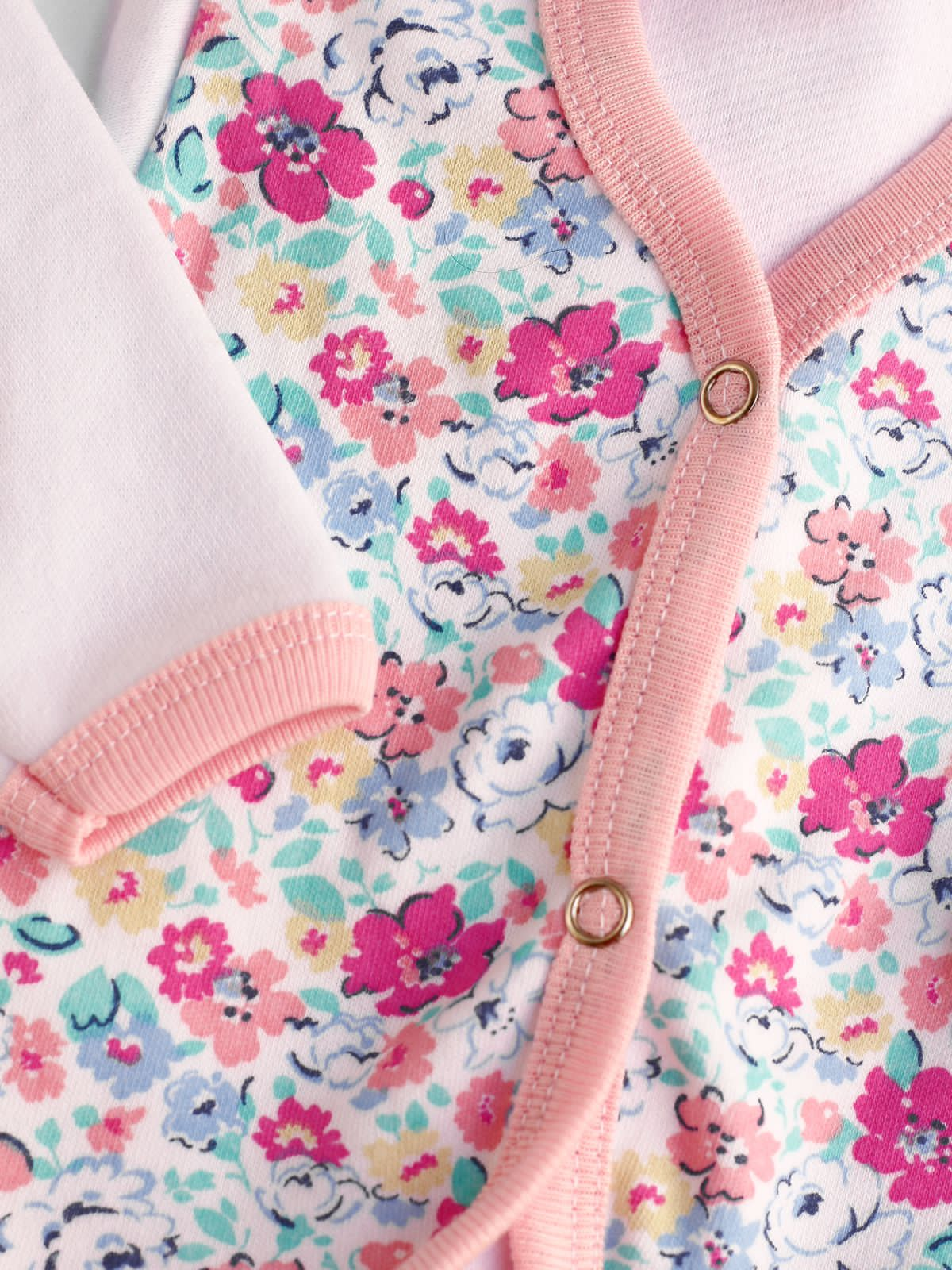 Ajuar de 4 piezas con bata estampada