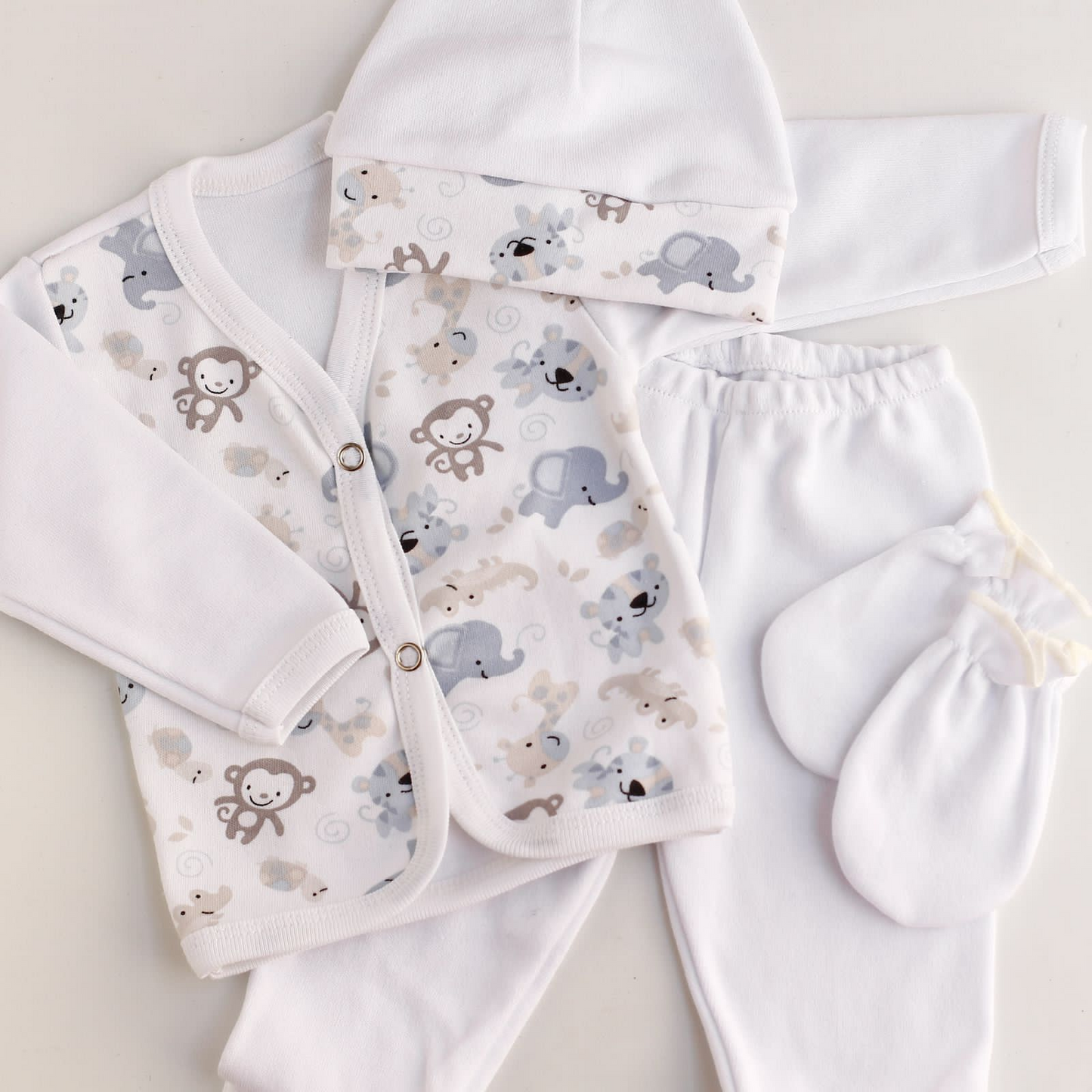 Ajuar de 4 piezas con bata estampada